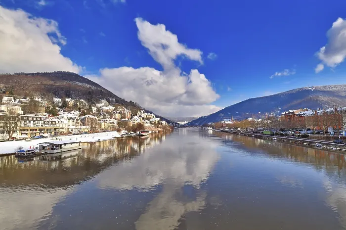 Gerahmter Druck : Heidelberg, Deutschland, Februar 2021: Schöne Aussicht auf die Hügel des Odenwaldes mit historischem Schloss und Neckarfluss.