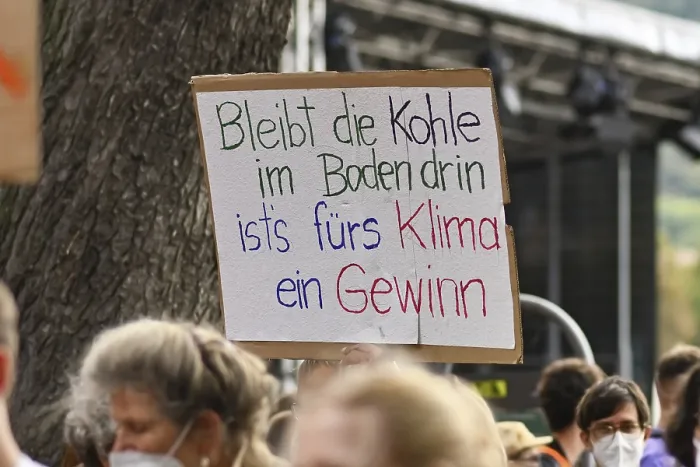 Gerahmter Druck : Heidelberg, Deutschland, 24. September 2021: Plakat gegen Kohlestrom auf der Global Climate Strike-Demonstration in Deutsch. Gerahmter Druck : Heidelberg, Deutschland, 24. September 2021: Plakat gegen Kohlestrom auf der Global Climate Strike-Demonstration in Deutsch.