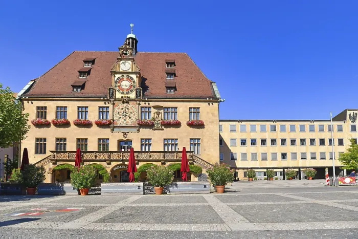 Gerahmter Druck : Heilbronn, Deutschland, September 2020: Schönes altes historisches Rathausgebäude am Marktplatz des Heilbronner Stadtzentrums. Gerahmter Druck : Heilbronn, Deutschland, September 2020: Schönes altes historisches Rathausgebäude am Marktplatz des Heilbronner Stadtzentrums.