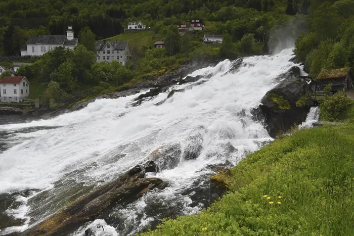 Gerahmter Druck : Der Hellesyltfossen-Wasserfall in Norwegen. Gerahmter Druck : Der Hellesyltfossen-Wasserfall in Norwegen.