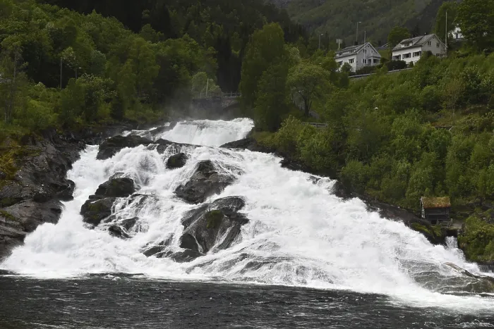 Gerahmter Druck : Der Hellesyltfossen-Wasserfall in Norwegen. Gerahmter Druck : Der Hellesyltfossen-Wasserfall in Norwegen.