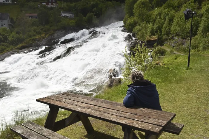 Gerahmter Druck : Der Hellesyltfossen-Wasserfall in Norwegen. Gerahmter Druck : Der Hellesyltfossen-Wasserfall in Norwegen.