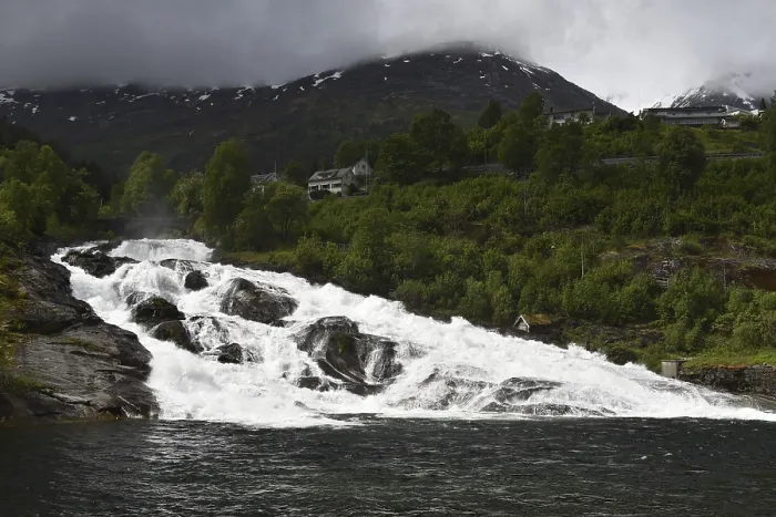 Gerahmter Druck : Der Hellesyltfossen-Wasserfall in Norwegen. Gerahmter Druck : Der Hellesyltfossen-Wasserfall in Norwegen.