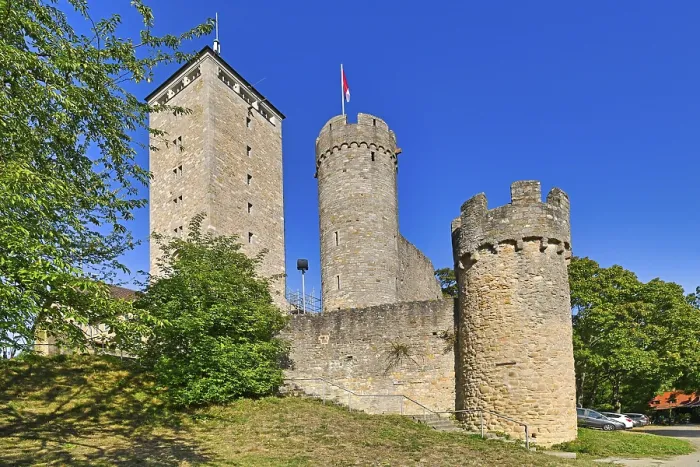 Gerahmter Druck : Heppenheim, Deutschland, September 2020: Alter historischer Hügelburg genannt Starkenburg in Odenwaldwald in Heppenheim Stadt. Gerahmter Druck : Heppenheim, Deutschland, September 2020: Alter historischer Hügelburg genannt Starkenburg in Odenwaldwald in Heppenheim Stadt.