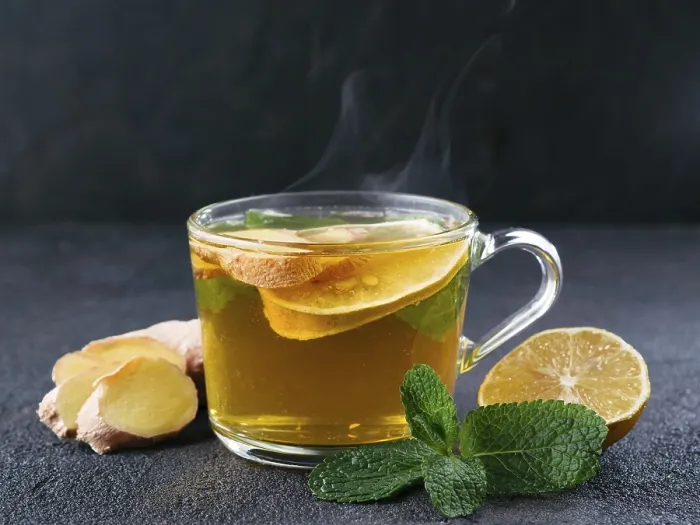 Gerahmter Druck : Kräutertee mit Ingwer, Minze und Zitrone. Gerahmter Druck : Kräutertee mit Ingwer, Minze und Zitrone.