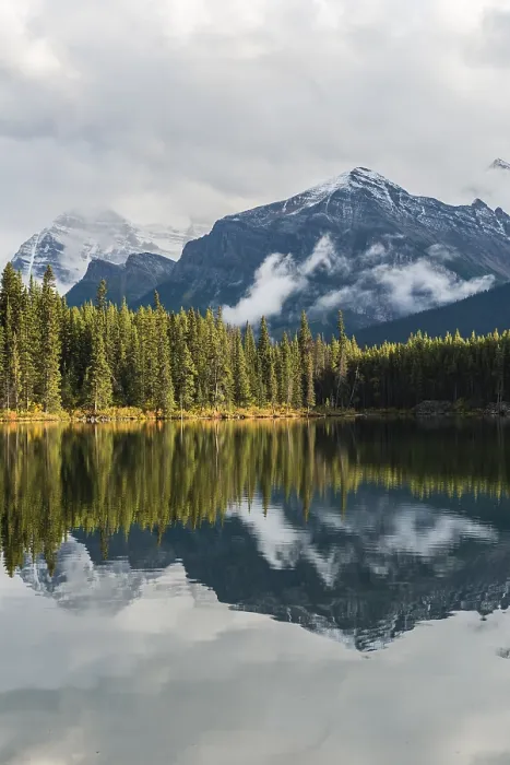 Gerahmter Druck : Herbert Lake, See mit Spiegelung der Bow Range. Gerahmter Druck : Herbert Lake, See mit Spiegelung der Bow Range.