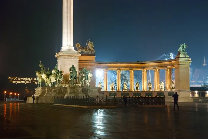 Gerahmter Druck : Heldenplatz bei Nacht, Budapest. Gerahmter Druck : Heldenplatz bei Nacht, Budapest.