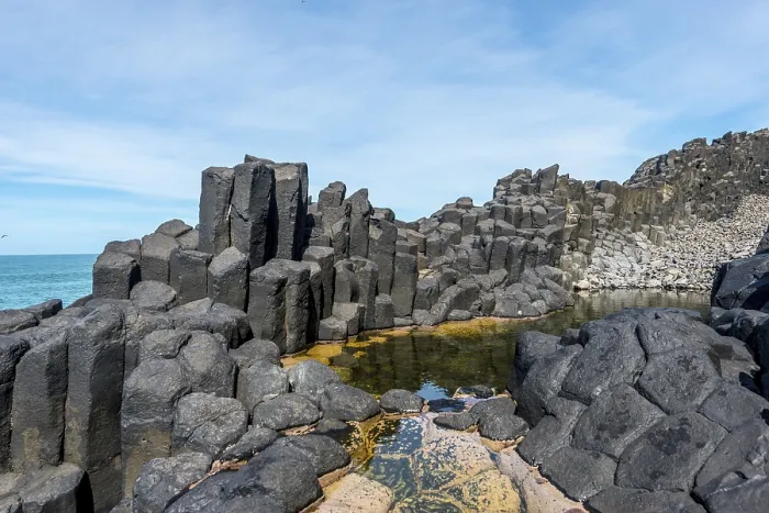 Gerahmter Druck : Hexagonale Basalt-Säule am Meer. Gerahmter Druck : Hexagonale Basalt-Säule am Meer.