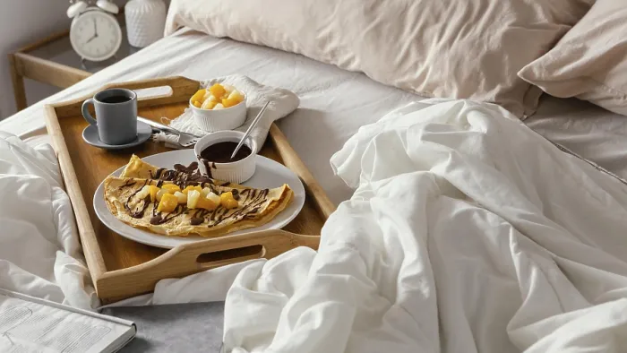 Gerahmter Druck : Hochwinkl-Breakfast-Tray-Bett Gerahmter Druck : Hochwinkl-Breakfast-Tray-Bett