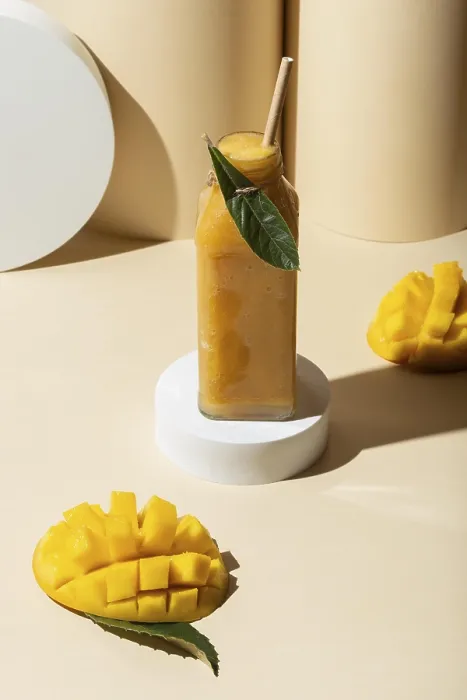 Gerahmter Druck : Hochwinkel-Mangobottledrink. Gerahmter Druck : Hochwinkel-Mangobottledrink.
