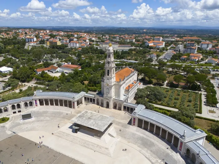 Gerahmter Druck : Hoher Schwenk von einer Basilika mit einem großen Platz, umgeben von grünen Bäumen. Gerahmter Druck : Hoher Schwenk von einer Basilika mit einem großen Platz, umgeben von grünen Bäumen.