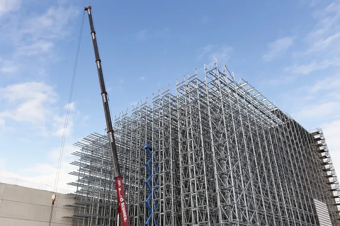 Gerahmter Druck : Hochregallager im Bau Gerahmter Druck : Hochregallager im Bau