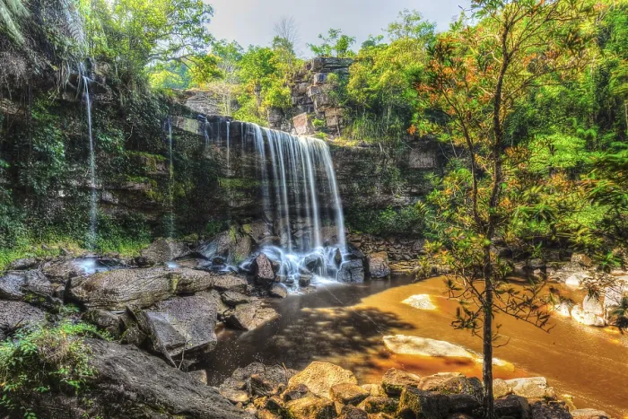 Gerahmter Druck : HDR-Bild eines tropischen Wasserfalls mit hoher Dynamik. Gerahmter Druck : HDR-Bild eines tropischen Wasserfalls mit hoher Dynamik.