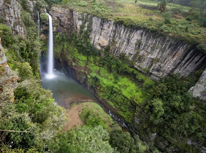 Gerahmter Druck : Hoher Wasserfall in einem Canyon, Mac-Mac-Fälle. Gerahmter Druck : Hoher Wasserfall in einem Canyon, Mac-Mac-Fälle.