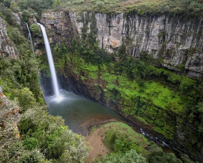 Gerahmter Druck : Hoher Wasserfall in einem Canyon, Mac-Mac-Fälle. Gerahmter Druck : Hoher Wasserfall in einem Canyon, Mac-Mac-Fälle.
