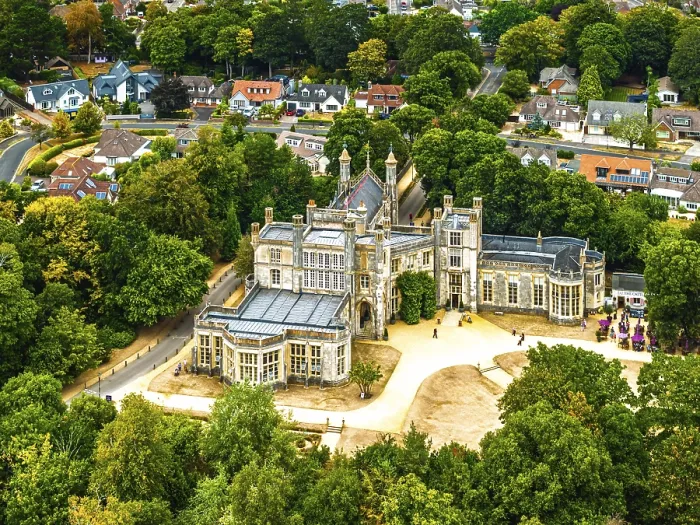 Gerahmter Druck : Highcliffe Castle aus der Sicht eines Drohnen, Highcliffe Gerahmter Druck : Highcliffe Castle aus der Sicht eines Drohnen, Highcliffe
