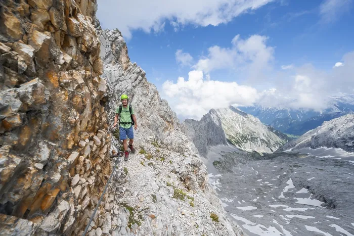 Gerahmter Druck : Wanderer auf dem Hermann-von-Barth-Weg. Gerahmter Druck : Wanderer auf dem Hermann-von-Barth-Weg.