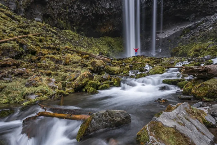Gerahmter Druck : Wanderer vor einem hohen Wasserfall. Gerahmter Druck : Wanderer vor einem hohen Wasserfall.
