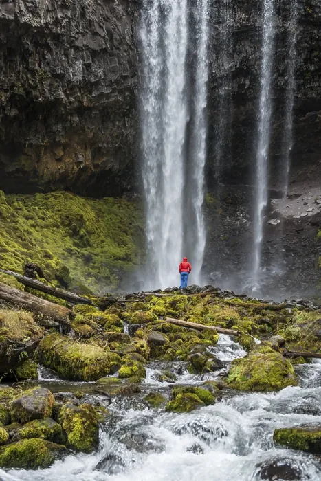 Gerahmter Druck : Wanderer vor einem hohen Wasserfall. Gerahmter Druck : Wanderer vor einem hohen Wasserfall.