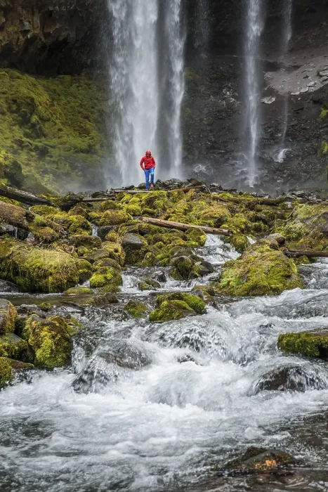 Gerahmter Druck : Wanderer vor einem hohen Wasserfall. Gerahmter Druck : Wanderer vor einem hohen Wasserfall.