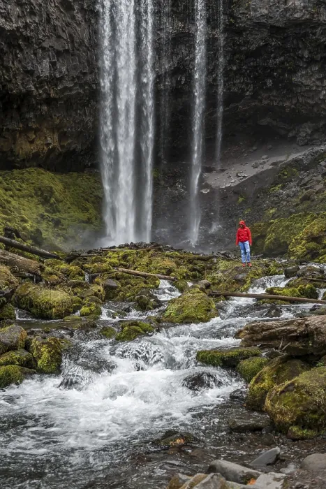 Gerahmter Druck : Wanderer vor einem hohen Wasserfall. Gerahmter Druck : Wanderer vor einem hohen Wasserfall.