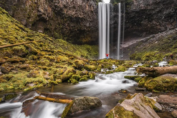 Gerahmter Druck : Wanderer vor einem hohen Wasserfall. Gerahmter Druck : Wanderer vor einem hohen Wasserfall.