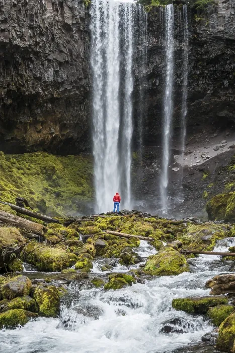 Gerahmter Druck : Wanderer vor einem hohen Wasserfall. Gerahmter Druck : Wanderer vor einem hohen Wasserfall.