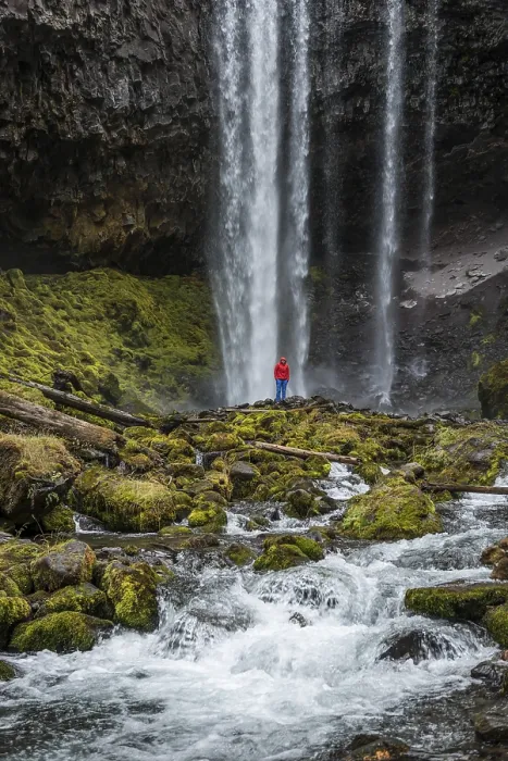 Gerahmter Druck : Wanderer vor einem hohen Wasserfall. Gerahmter Druck : Wanderer vor einem hohen Wasserfall.