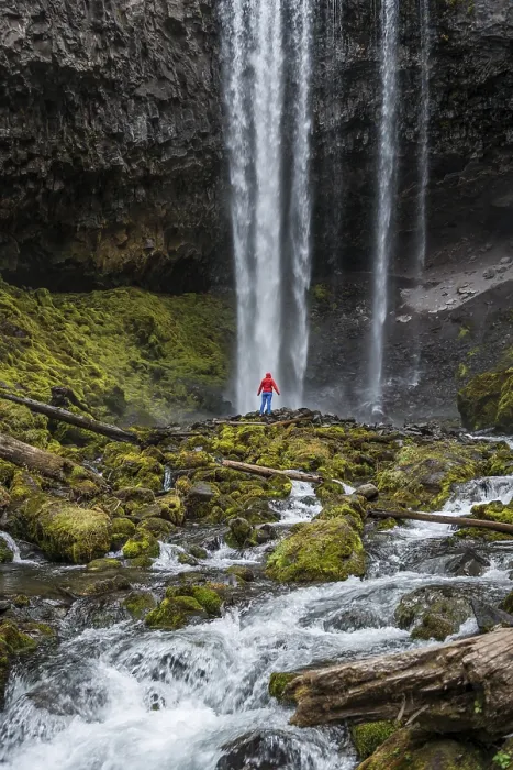 Gerahmter Druck : Wanderer vor einem hohen Wasserfall. Gerahmter Druck : Wanderer vor einem hohen Wasserfall.