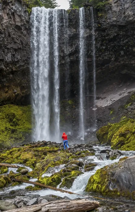 Gerahmter Druck : Wanderer vor einem hohen Wasserfall. Gerahmter Druck : Wanderer vor einem hohen Wasserfall.