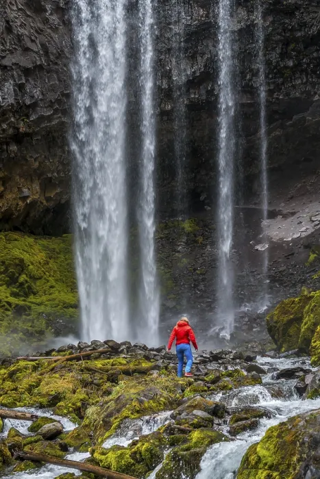 Gerahmter Druck : Wanderer vor einem hohen Wasserfall. Gerahmter Druck : Wanderer vor einem hohen Wasserfall.