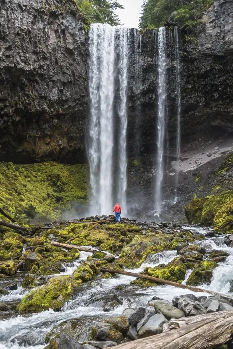 Gerahmter Druck : Wanderer vor einem hohen Wasserfall. Gerahmter Druck : Wanderer vor einem hohen Wasserfall.