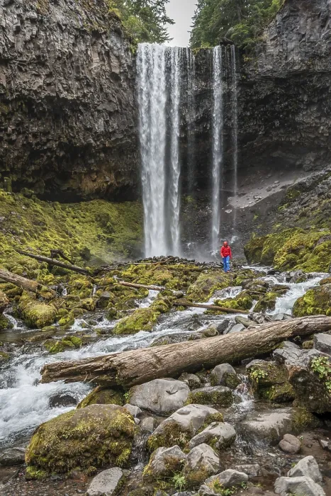 Gerahmter Druck : Wanderer vor einem hohen Wasserfall. Gerahmter Druck : Wanderer vor einem hohen Wasserfall.