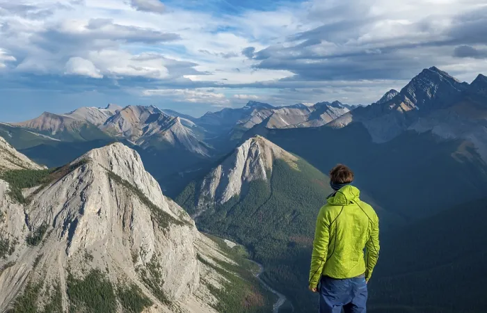 Gerahmter Druck : Wanderer schaut in die Ferne. Gerahmter Druck : Wanderer schaut in die Ferne.