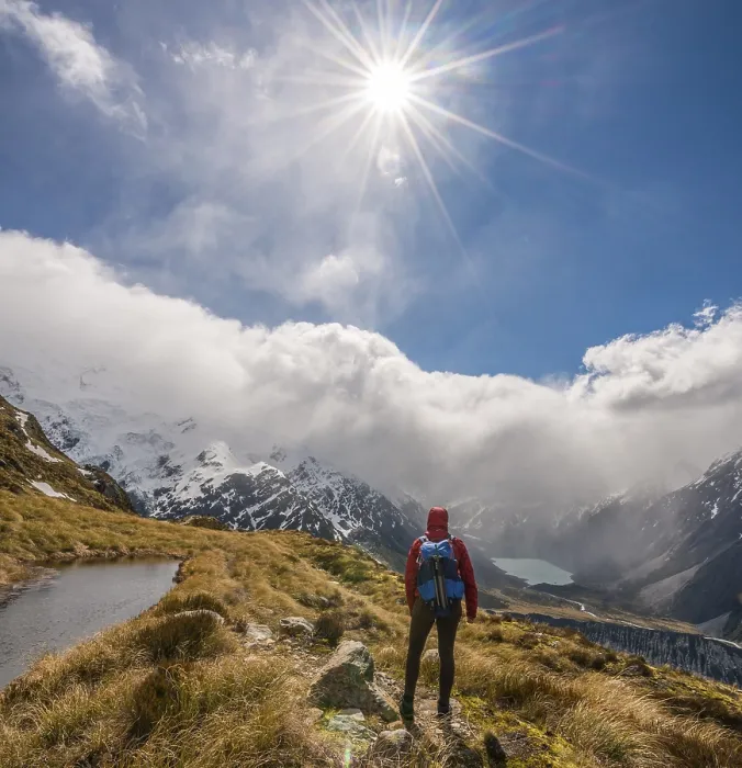 Gerahmter Druck : Wanderer schaut in den Hooker Valley. Gerahmter Druck : Wanderer schaut in den Hooker Valley.