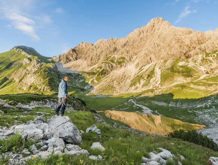 Gerahmter Druck : Wanderer schaut in die Berge. Gerahmter Druck : Wanderer schaut in die Berge.