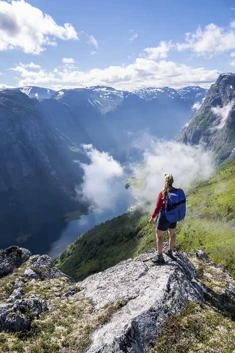 Gerahmter Druck : Wanderer blickt in die Tal. Gerahmter Druck : Wanderer blickt in die Tal.