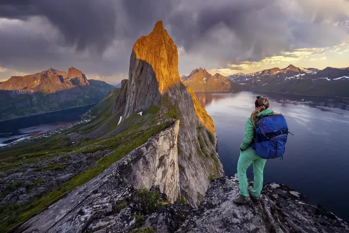 Gerahmter Druck : Wanderer sieht Landschaft, dramatische Wolken. Gerahmter Druck : Wanderer sieht Landschaft, dramatische Wolken.