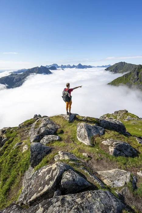 Gerahmter Druck : Wanderer zeigt in die Ferne. Gerahmter Druck : Wanderer zeigt in die Ferne.