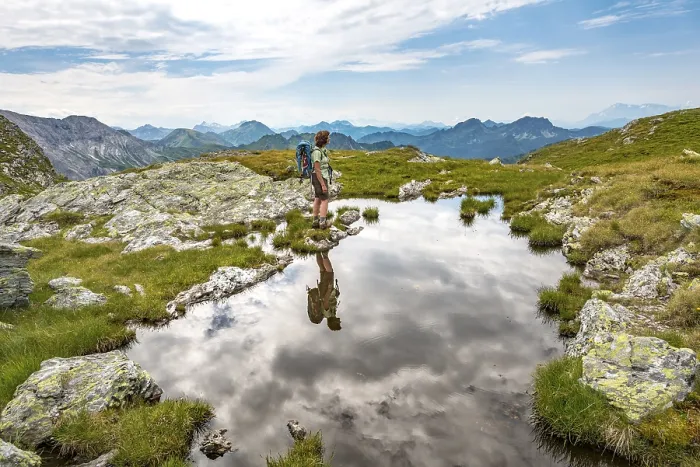 Gerahmter Druck : Wanderer wird in einem kleinen See gespiegelt. Gerahmter Druck : Wanderer wird in einem kleinen See gespiegelt.