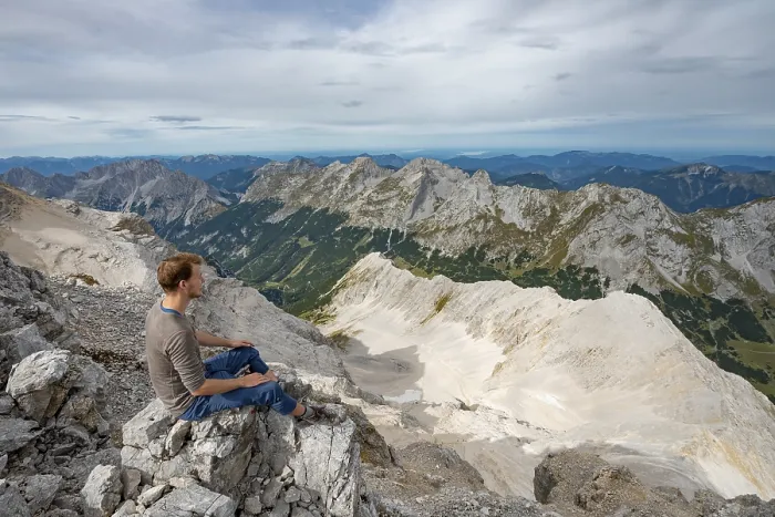 Gerahmter Druck : Wanderer sitzt auf dem Gipfel der Birkkarspitze. Gerahmter Druck : Wanderer sitzt auf dem Gipfel der Birkkarspitze.
