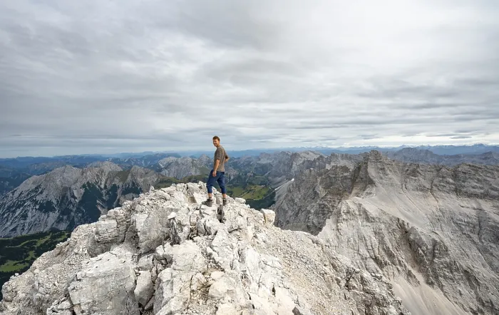 Gerahmter Druck : Wanderer auf dem Gipfel der Birkkarspitze. Gerahmter Druck : Wanderer auf dem Gipfel der Birkkarspitze.