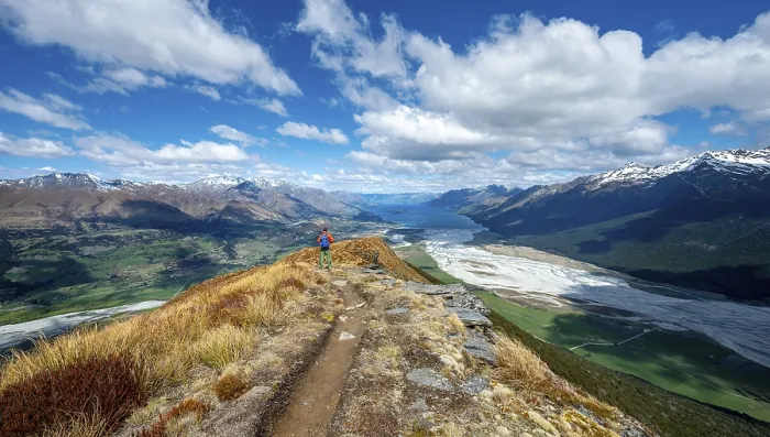 Gerahmter Druck : Wanderer auf dem Gipfel des Mount Alfred