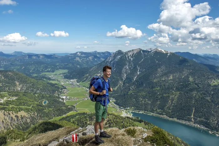 Gerahmter Druck : Wanderer auf dem Gipfel des Seekarspitz. Gerahmter Druck : Wanderer auf dem Gipfel des Seekarspitz.