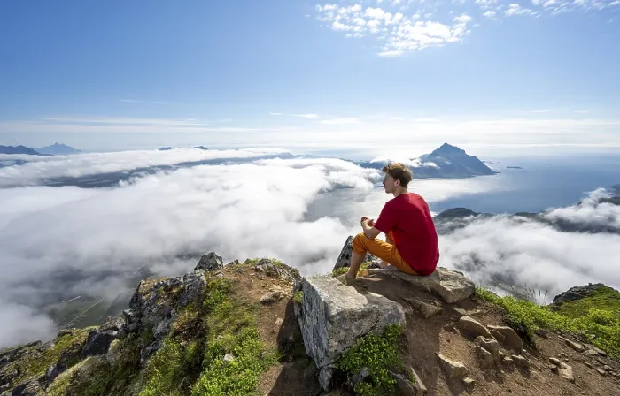 Gerahmter Druck : Wanderer nimmt eine Pause am Gipfel. Gerahmter Druck : Wanderer nimmt eine Pause am Gipfel.