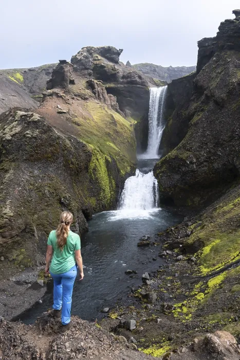 Gerahmter Druck : Wanderer vor Wasserfall in einer Schlucht. Gerahmter Druck : Wanderer vor Wasserfall in einer Schlucht.