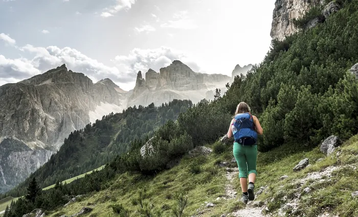 Gerahmter Druck : Wanderer auf dem Weg zum Gardena-Pass. Gerahmter Druck : Wanderer auf dem Weg zum Gardena-Pass.