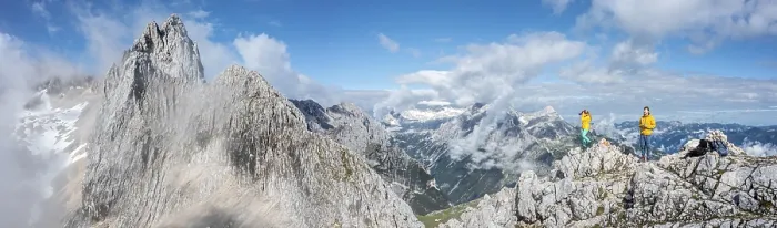 Gerahmter Druck : Zwei Wanderer vor alpiner Panorama. Gerahmter Druck : Zwei Wanderer vor alpiner Panorama.