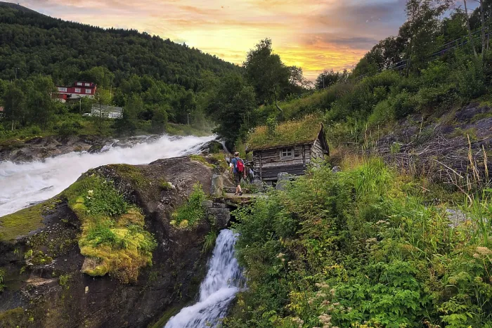 Gerahmter Druck : Wanderer am Hellesyltfossen-Wasserfall Gerahmter Druck : Wanderer am Hellesyltfossen-Wasserfall
