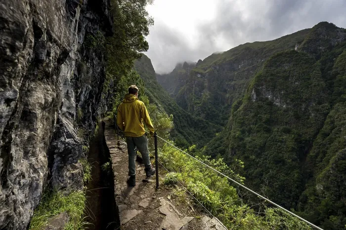 Gerahmter Druck : Wanderer auf einem schmalen Pfad entlang einer Levada. Gerahmter Druck : Wanderer auf einem schmalen Pfad entlang einer Levada.